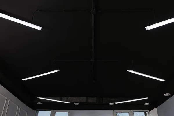 Черный Потолок Современным Освещением Офисе — стоковое фото
