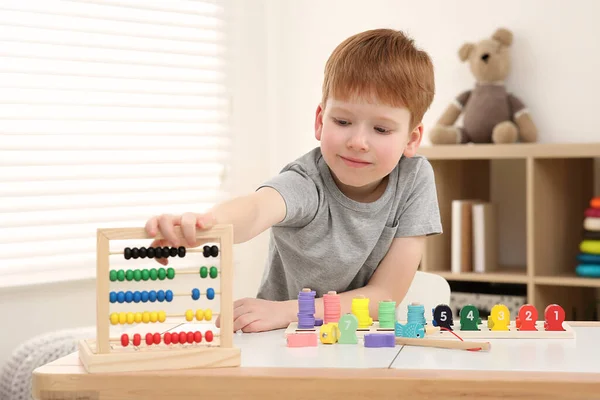 Счастливый Маленький Мальчик Играет Абакусом Столом Комнате Изучение Математики Удовольствием — стоковое фото