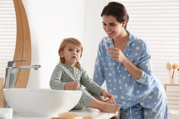 Mama Jej Córka Myją Zęby Razem Łazience — Zdjęcie stockowe