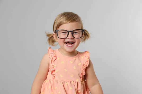 Carino Bambina Occhiali Sfondo Grigio Chiaro — Foto Stock