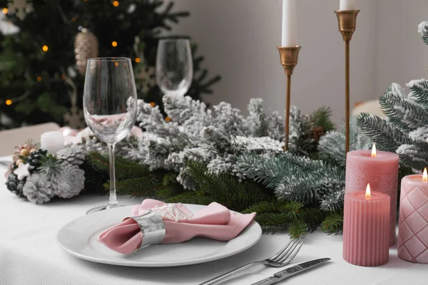 クリスマスの装飾が室内で美しいテーブル設定 — ストック写真