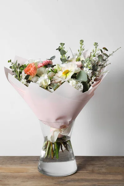 Vazodaki Bir Buket Güzel Çiçek Beyaz Duvara Karşı Ahşap Masada — Stok fotoğraf