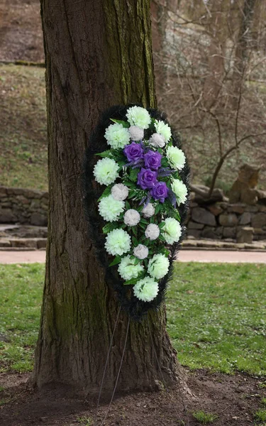 Begravningskrans Blommor Träd Utomhus — Stockfoto