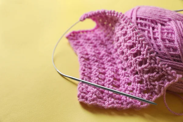 Pink Knitting Yarn Needles Yellow Background Closeup Space Text — Stock Photo, Image