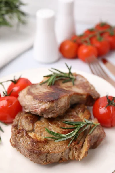 Pyszne Smażone Mięso Rozmarynem Pomidorami Talerzu Zbliżenie — Zdjęcie stockowe
