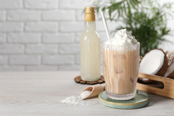 おいしいシロップのボトル アイスコーヒーのガラス 白い木製のテーブルのココナッツとフレーク テキストのためのスペース — ストック写真
