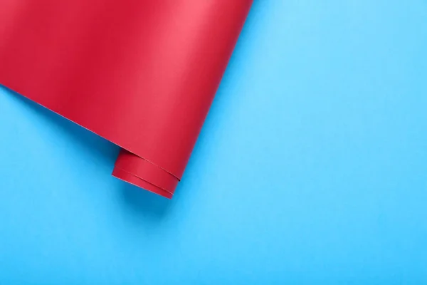 薄い青の背景に赤い包装紙のロール トップビュー テキストのスペース — ストック写真