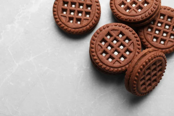 Biscoitos Sanduíche Chocolate Saborosos Com Creme Mesa Mármore Cinza Claro — Fotografia de Stock