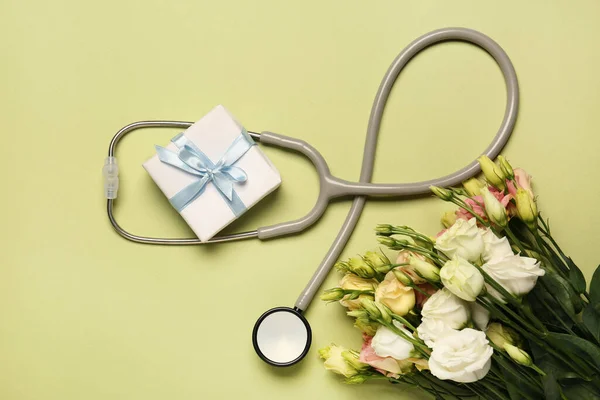 Stethoscope Κουτί Δώρου Και Λουλούδια Ευστόμα Ανοιχτό Πράσινο Φόντο Επίπεδη — Φωτογραφία Αρχείου