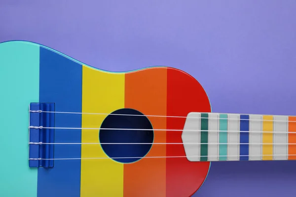Ukelele Colorido Sobre Fondo Púrpura Vista Superior Instrumento Musical Cuerda —  Fotos de Stock