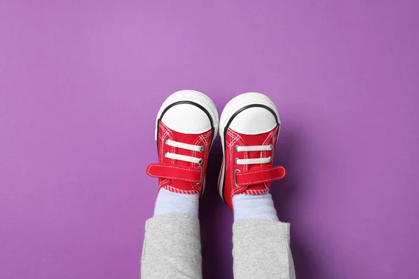 Mor Arka Planda Şık Kırmızı Ayakkabılı Küçük Çocuk Üst Görünüm — Stok fotoğraf