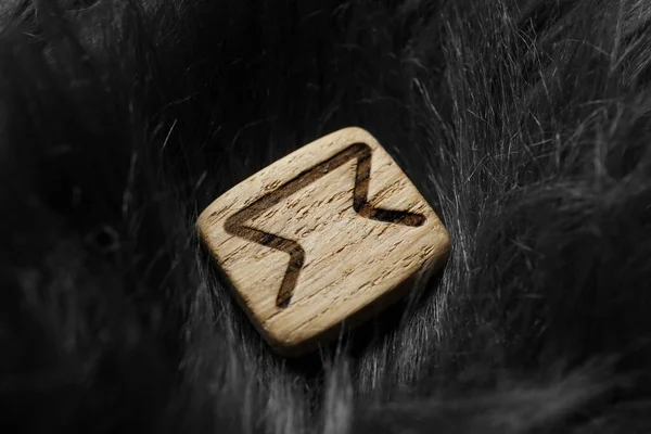 灰色の毛皮の上の木製のルーンパース クローズアップ — ストック写真