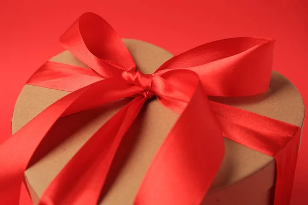 Belle Boîte Cadeau Forme Coeur Avec Arc Sur Fond Rouge — Photo