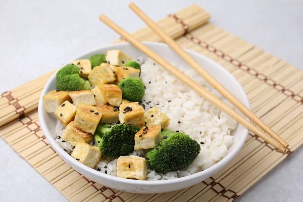 Mísa Rýže Smaženým Tofu Brokolicí Bílém Stole Detailní Záběr — Stock fotografie
