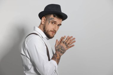 Açık gri arka planda yakışıklı hippi portresi. Metin için boşluk