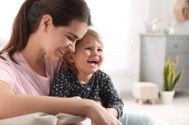 Anne ve küçük tatlı kızı evde, mesaj atmak için yer var.