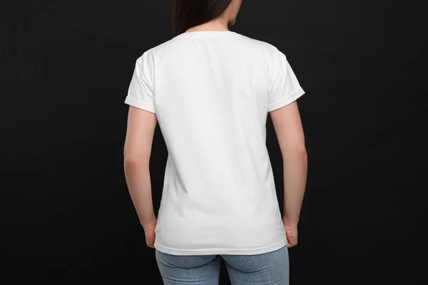 Kvinna Bär Vit Shirt Svart Bakgrund Baksida — Stockfoto