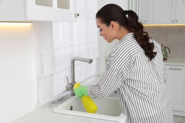 Woman Rubber Gloves Using Mold Remover Countertop Kitchen — Stock Photo, Image