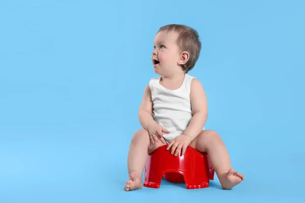 Niño Sentado Orinal Del Bebé Contra Fondo Azul Claro Espacio —  Fotos de Stock