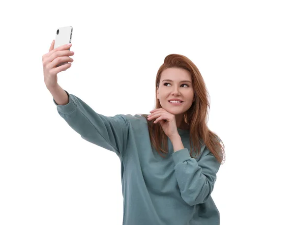 Schöne Frau Macht Selfie Auf Weißem Hintergrund — Stockfoto