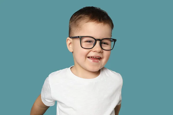 可爱的小男孩 戴着浅蓝色背景的眼镜 — 图库照片