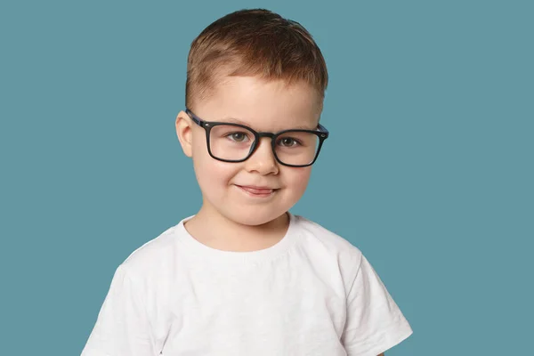 Söt Liten Pojke Glasögon Ljusblå Bakgrund — Stockfoto