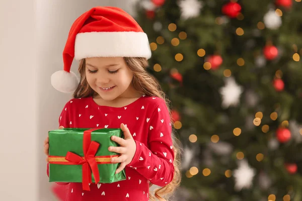 Счастливая Девушка Рождественским Подарком Дома Пространство Текста — стоковое фото
