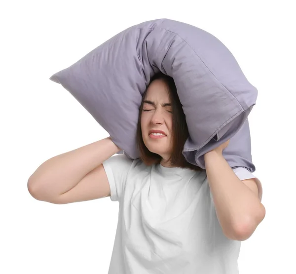 Втомлена Жінка Прикриває Вуха Подушкою Білому Тлі Проблема Безсоння — стокове фото