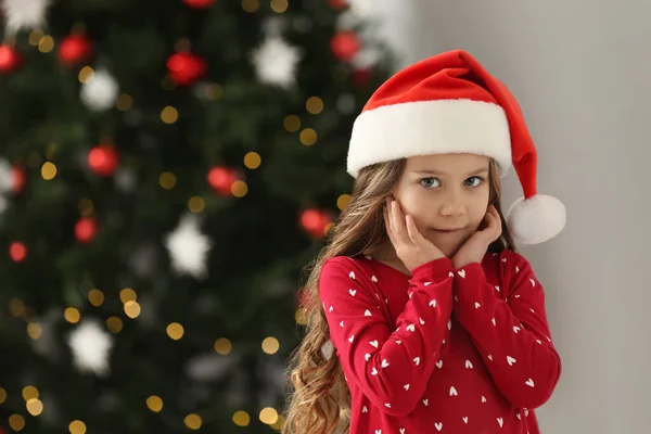 在家里戴圣诞礼帽的可爱女孩的画像 文字空间 圣诞气氛 — 图库照片