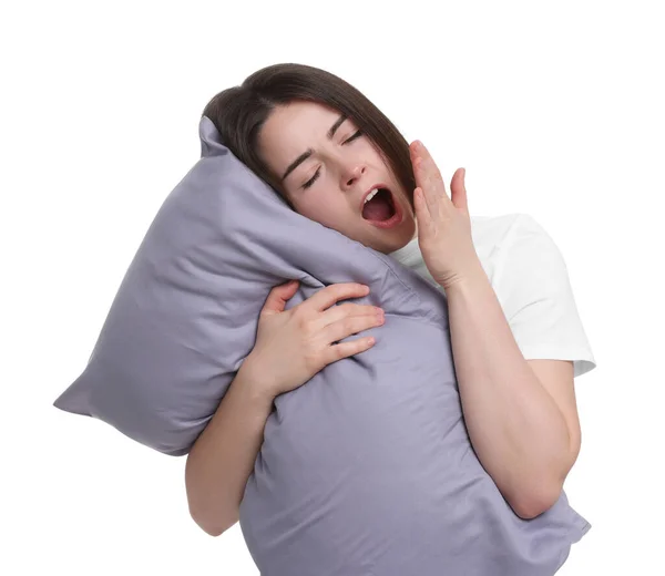 白い背景に枕のあくびをして眠そうな若い女性 不眠症の問題 — ストック写真