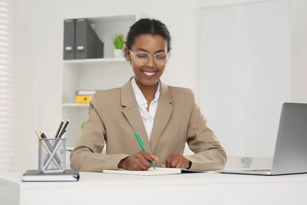 Afroamerikanische Praktikantin Arbeitet Weißen Tisch Büro — Stockfoto