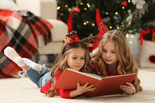 Милые Маленькие Девочки Читают Дома Книги Рождественская Атмосфера — стоковое фото