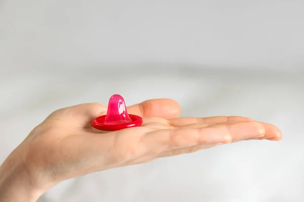 Frau Mit Ausgepacktem Kondom Auf Verschwommenem Hintergrund Nahaufnahme Sicherer Sex — Stockfoto