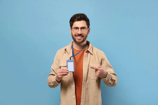 Homem Sorridente Mostrando Emblema Passe Vip Fundo Azul Claro — Fotografia de Stock