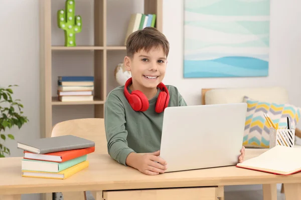Хлопчик Червоними Навушниками Використовує Ноутбук Столом Кімнаті Домашнє Робоче Місце — стокове фото