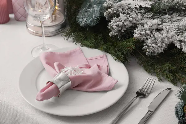 クリスマスの装飾と美しいお祝いテーブルの設定 — ストック写真