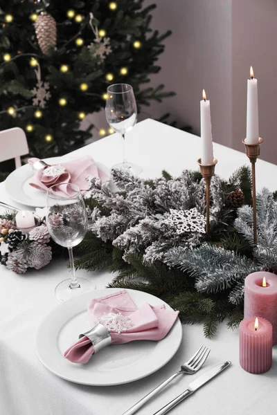 Schöne Festliche Tischdekoration Mit Weihnachtlichem Dekor Drinnen — Stockfoto