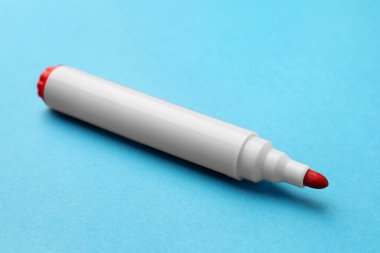 Açık mavi arkaplanda parlak kırmızı işaret