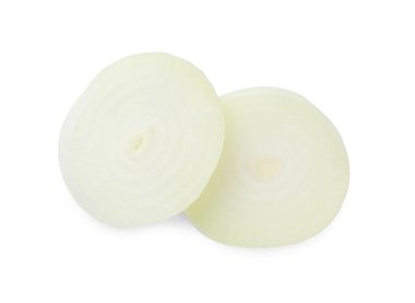 Beyaz arka planda çiğ soğan dilimleri, üst görünüm