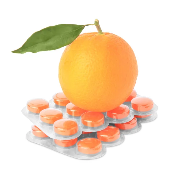 新鲜的橙子和水泡 白色上隔绝有咳嗽水滴 — 图库照片