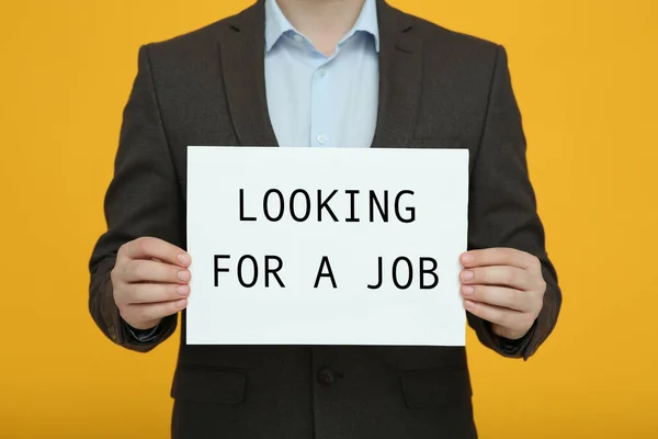 Nezaměstnaný Muž Drží Znak Frází Hledáte Práci Oranžovém Pozadí Detailní — Stock fotografie