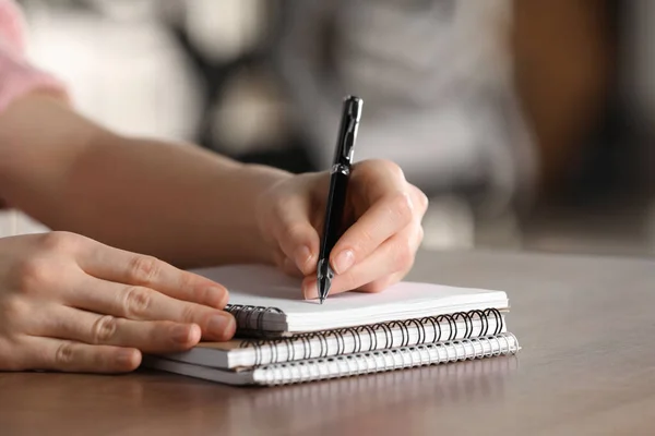 Mulher Escrevendo Caderno Mesa Madeira Close — Fotografia de Stock