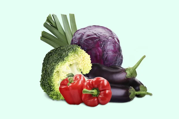 许多不同的新鲜蔬菜和浅蓝色背景的淡淡的水菜 — 图库照片