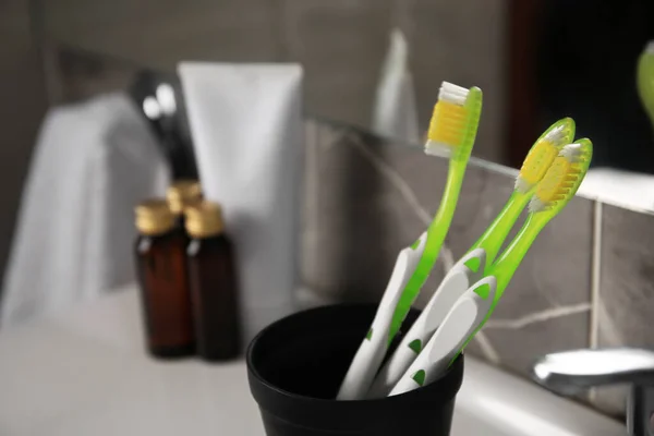 Light Green Toothbrushes Black Toothbrush Holder Indoors — Stock Photo, Image
