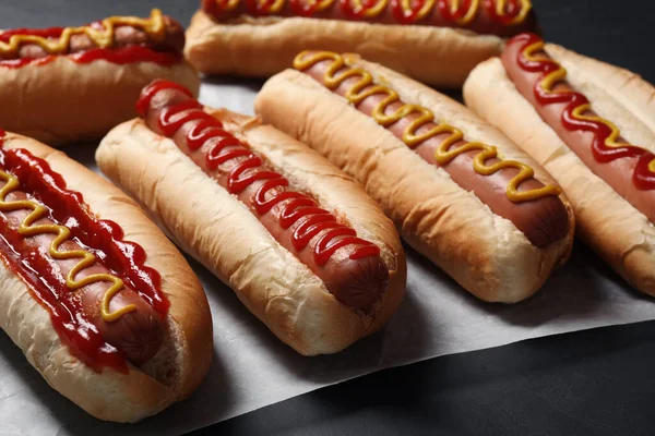 Čerstvé Lahodné Hot Dogy Omáčkou Černém Stole Detailní Záběr — Stock fotografie