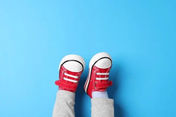 Μικρό Παιδί Κομψό Κόκκινο Gumshoes Γαλάζιο Φόντο Top View — Φωτογραφία Αρχείου