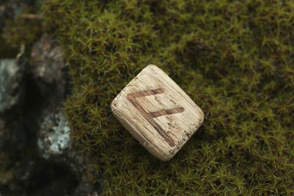 苔を屋外で石の上に木製のルーンAnsuz クローズアップ — ストック写真