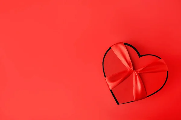 Όμορφη Καρδιά Σχήμα Κουτί Δώρου Κόκκινο Φόντο Πάνω Άποψη Χώρος — Φωτογραφία Αρχείου