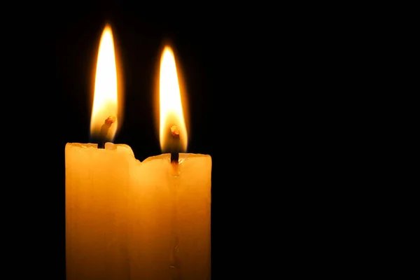 Brennende Kerzen Auf Schwarzem Hintergrund Nahaufnahme Raum Für Text — Stockfoto