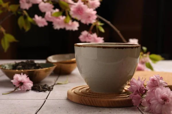 Tradiční Obřad Šálek Vařeného Čaje Sakura Květiny Dlážděném Stole Detailní — Stock fotografie